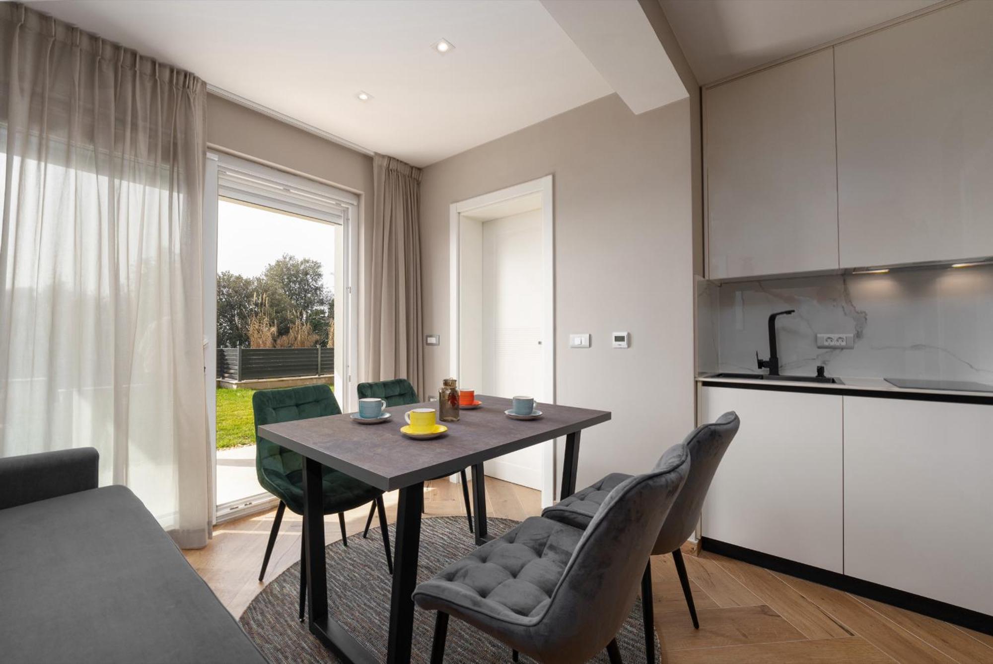 Larum Apartmens Vrsar Exteriör bild