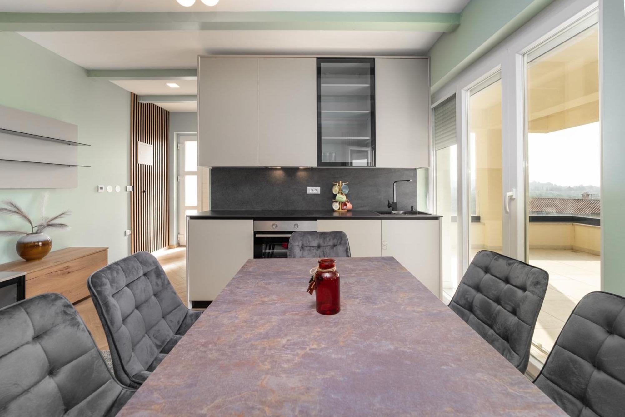 Larum Apartmens Vrsar Exteriör bild
